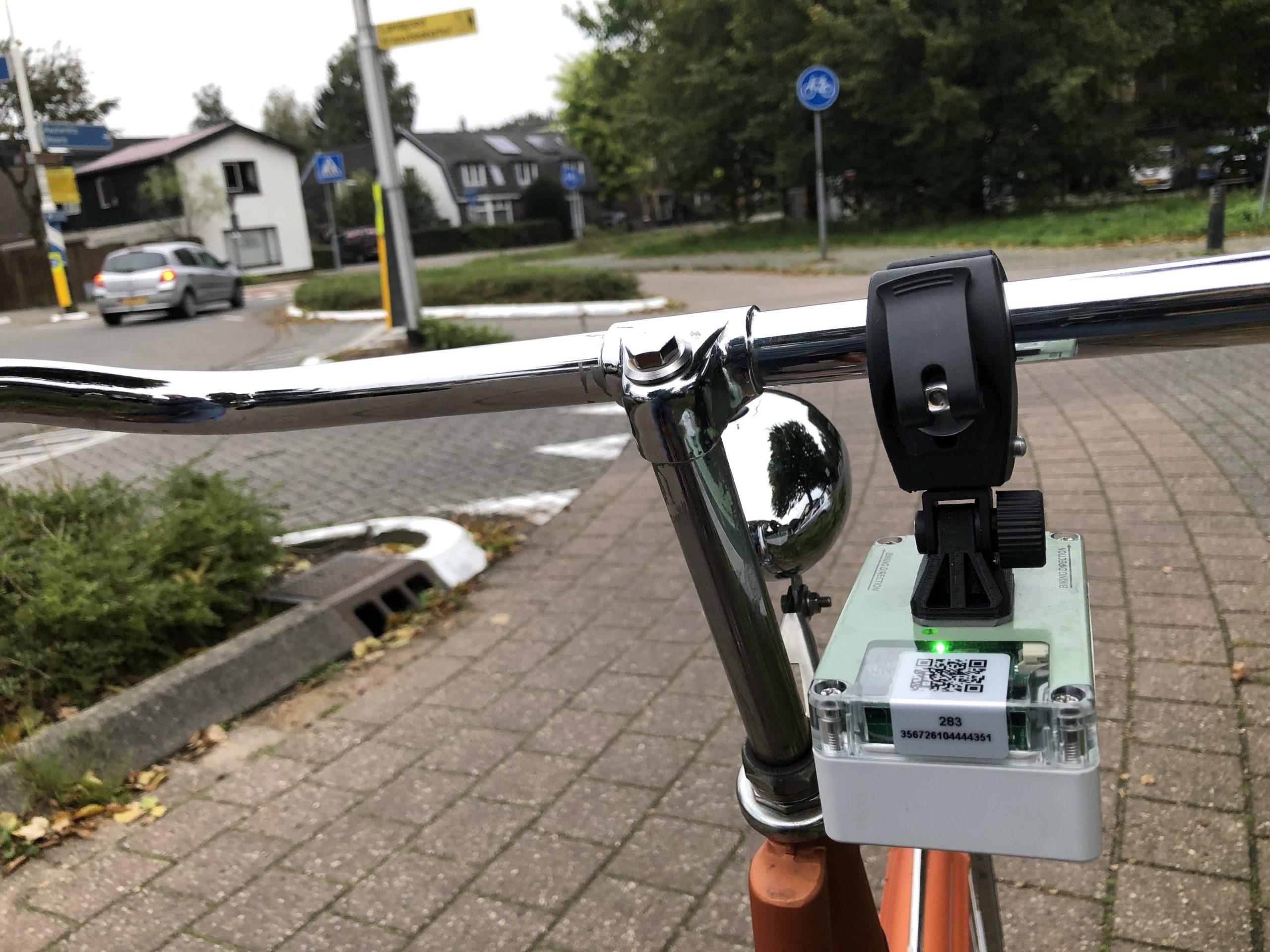 Snuffelfiets-MdN-rotonde-auto