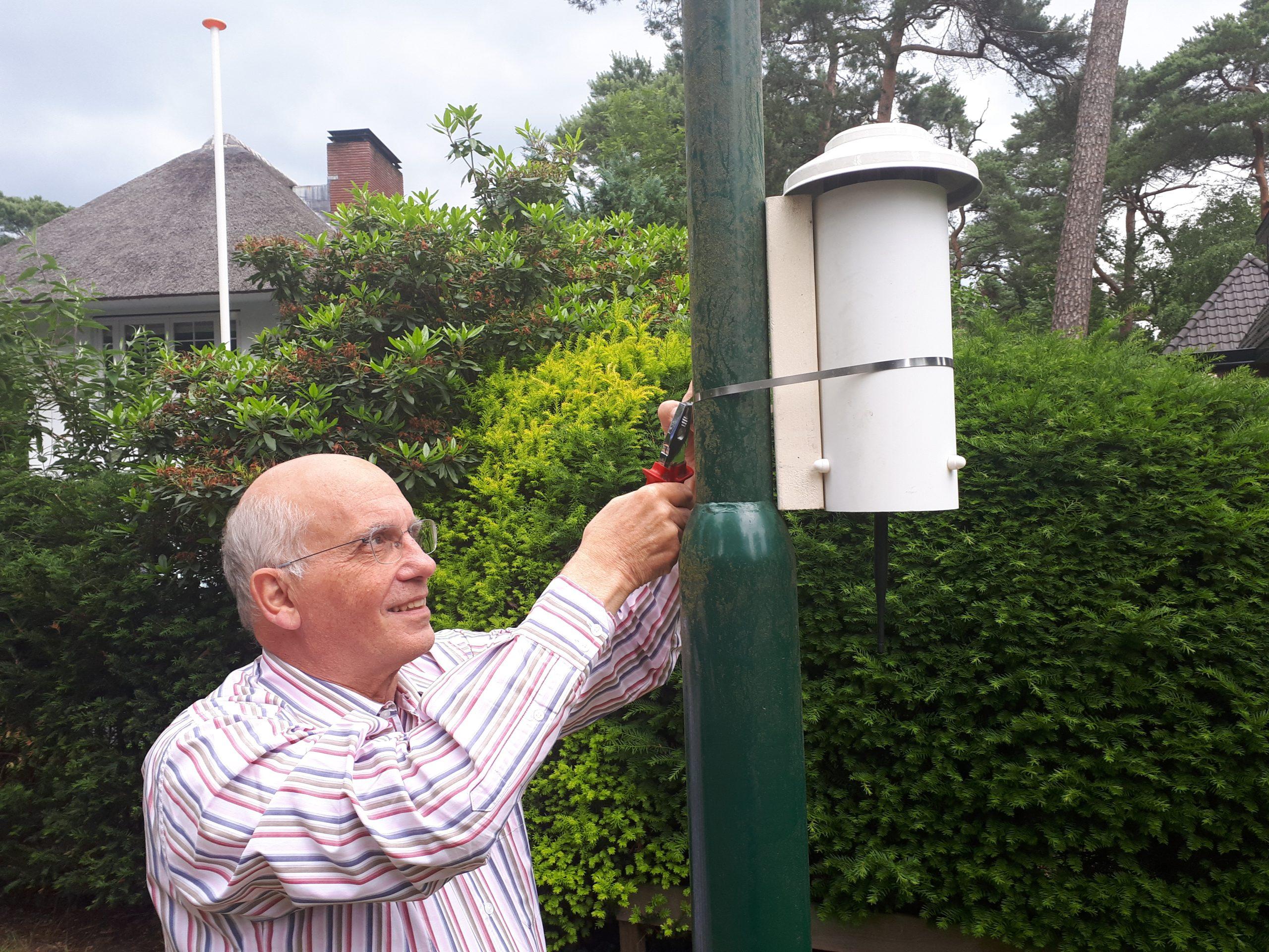 smal_zeist-deelnemer-ophangen_meetstation