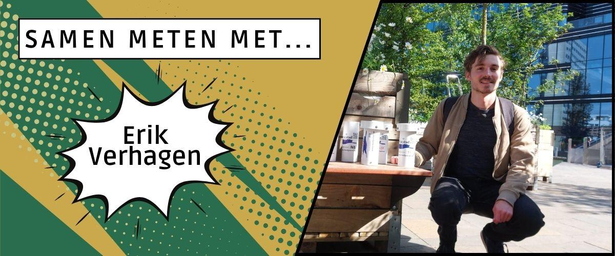 Egon Kastelijn die vrolijk lacht en een meetkastje ophangt