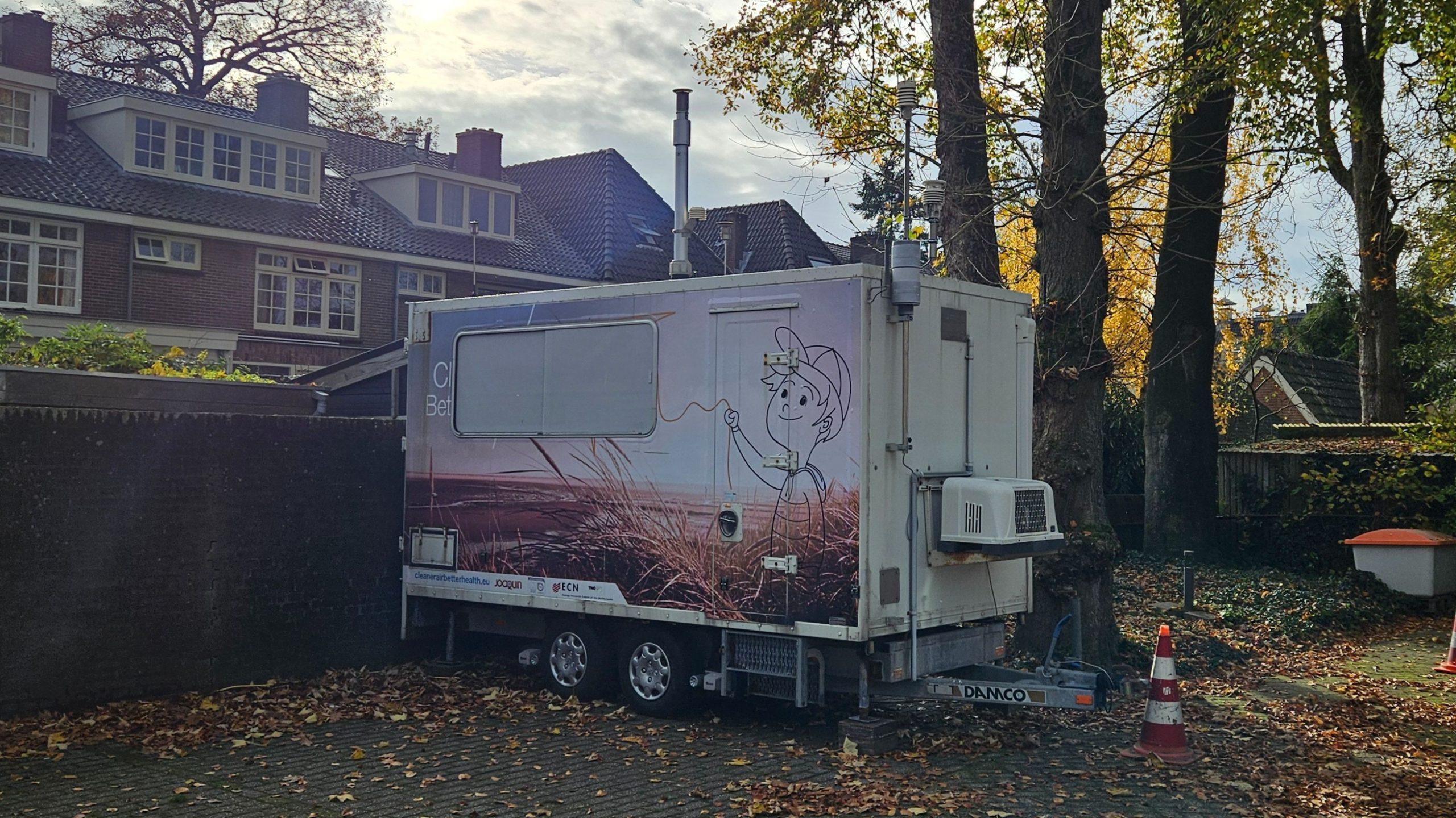 Buiten wordt een luchtsensor geïnstalleerd op KNMI terrein