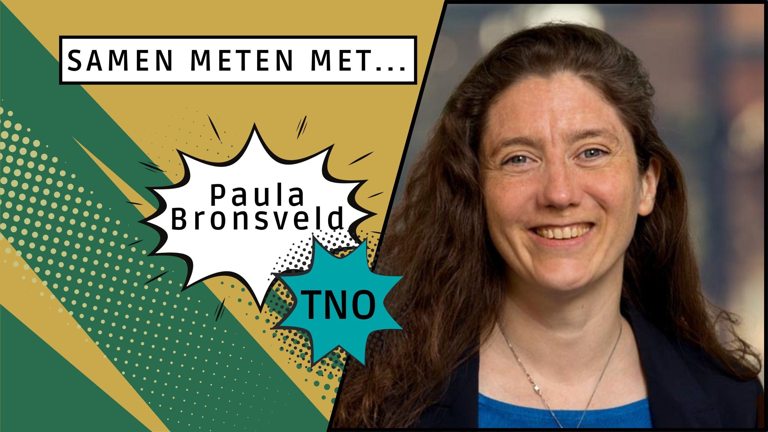 Egon Kastelijn die vrolijk lacht en een meetkastje ophangt